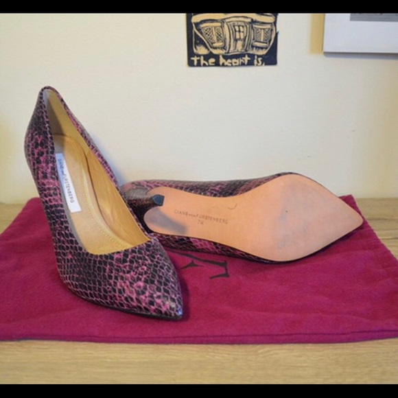 Diane Von Furstenberg Shoes - Diane von Furstenberg Purple Snakeskin Heels